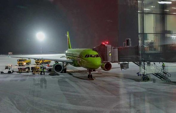 В крупнейшем уральском аэропорту задержали рейс из-за пассажира без маски