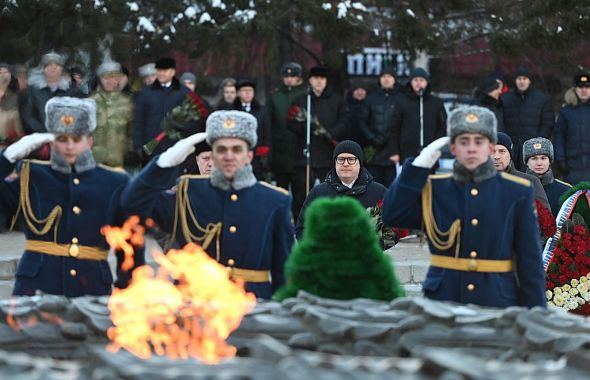 В Челябинске возложили цветы к Вечному огню в День Неизвестного солдата