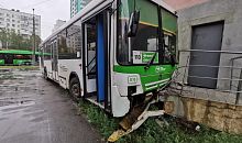 В Челябинске автобус снес две машины и врезался в крыльцо гостиницы