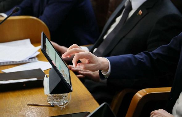 Южноуральские депутаты поменяли бумаги на гаджеты