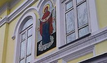На Урале верующие выступили против мозаики с изображением Богоматери на фасаде здания 