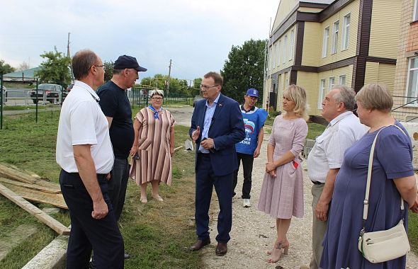 В селе Рождественка полным ходом идет капремонт средней общеобразовательной школы им. М. И. Антипина