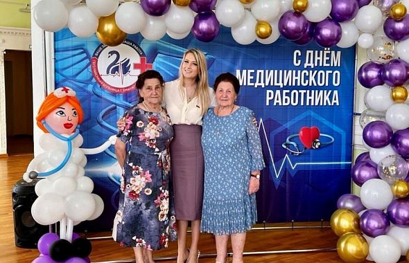 Депутат Яна Лантратова поздравила еманжелинских медиков с профессиональным праздником