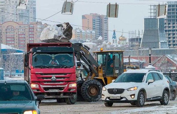 Семь колонн техники вышло на уборку снега в Челябинске