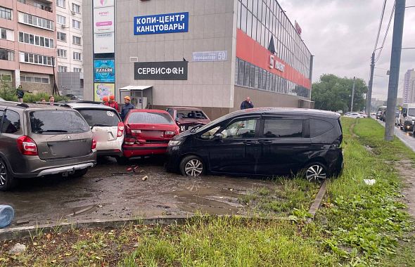 Авария с участием 8 автомобилей случилась в Челябинске