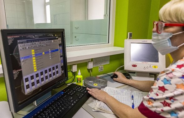 В южноуральских больницах есть оборудование, делающее анализ мочи за семь секунд