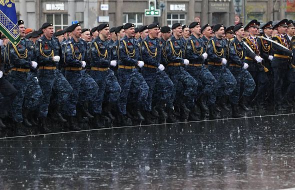 Семь тысяч зрителей собрались под проливным дождем на парад Победы в Челябинске
