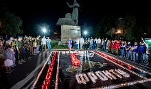 Челябинские активисты зажгли десятки свечей накануне Дня памяти и скорби