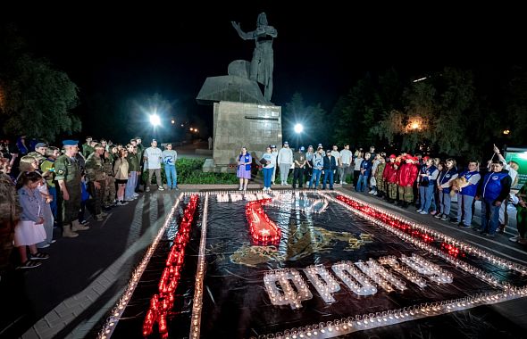 Челябинские активисты зажгли десятки свечей накануне Дня памяти и скорби