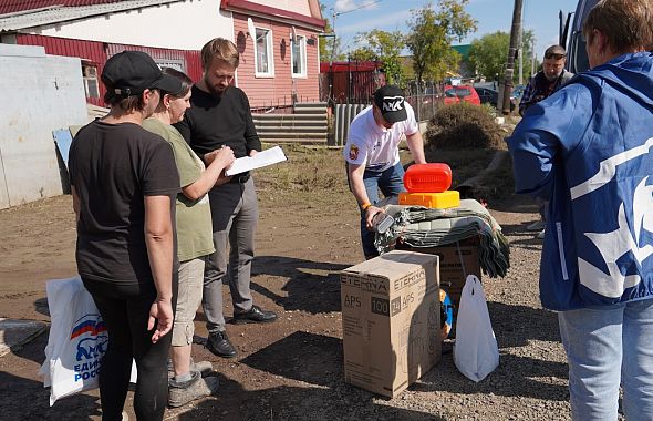 «Единая Россия» передала гумпомощь пострадавшим от подтопления жителям Еманжелинска