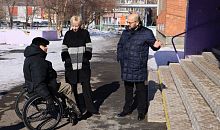 Избирательные участки Челябинска проверили на доступность для маломобильных граждан