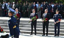 В Челябинске возложили цветы и венки к Вечному огню в День памяти и скорби