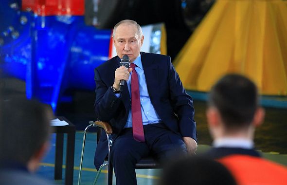 Владимир Путин убедительно побеждает на президентских выборах в России 