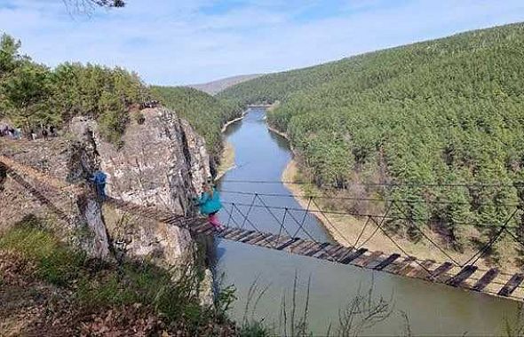 На популярной у туристов южноуральской реке появился подвесной мост