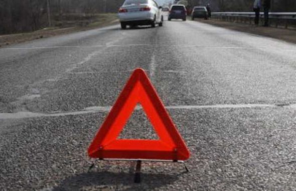 В Челябинске автоледи вдавила пешехода в ограждение школы