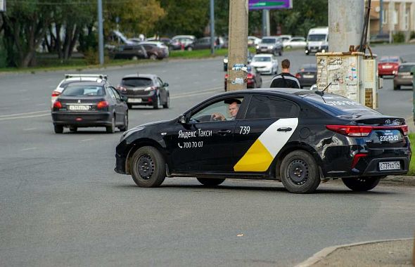 В Челябинске такси могут обязать ездить только на белых и желтых авто
