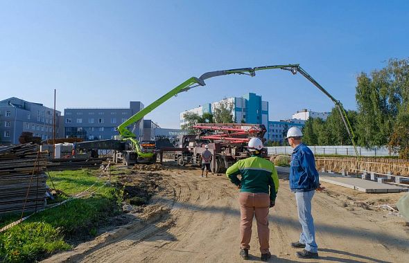 На стройке нового корпуса детской областной больницы приступили к заливке фундамента