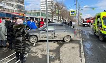 В Челябинске автомобиль вылетел на тротуар, сбив пешеходов