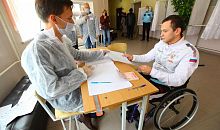 Паралимпиец Дмитрий Черняев лично оценил удобство голосования на участке