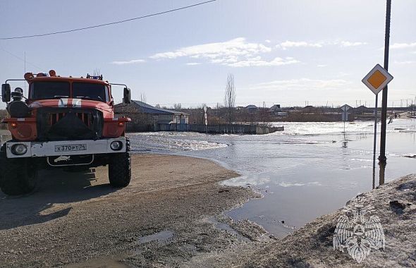 Жителям юга Челябинской области помогают справиться с половодьем
