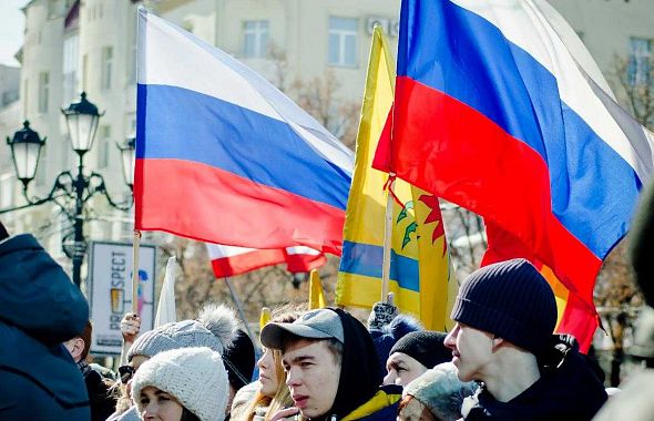 Более половины россиян считают правильным поднятие флага и исполнение гимна в школах