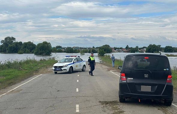 В Еманжелинском районе затопило трассу