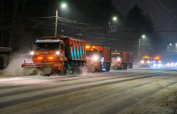 В Челябинске всю ночь дорожники очищали город от снега