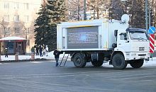 Полицейские по громкой связи предупреждают, что акция в центре Челябинска незаконна