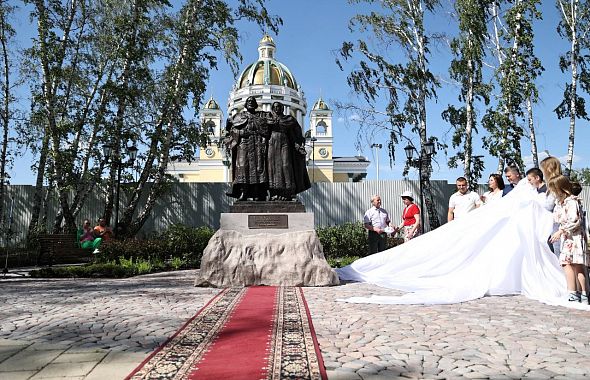 Возле Кафедрального собора в Челябинске открыли памятник Петру и Февронии