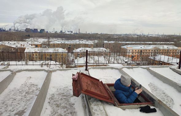 В госжилинспекции назвали причину падения глыбы льда на автомобиль в Челябинске