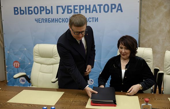 Алексей Текслер представил в облизбирком документы для регистрации на выборах губернатора