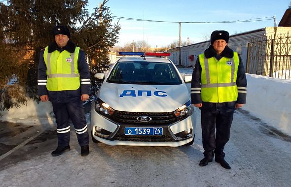 На Южном Урале полицейские помогли на трассе замерзающей семье